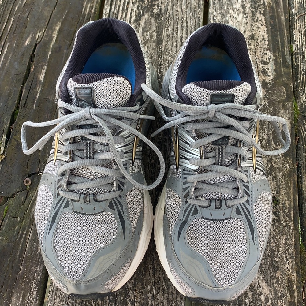 Brooks “BEAST” gray/gold running  shoe 8 ex wide